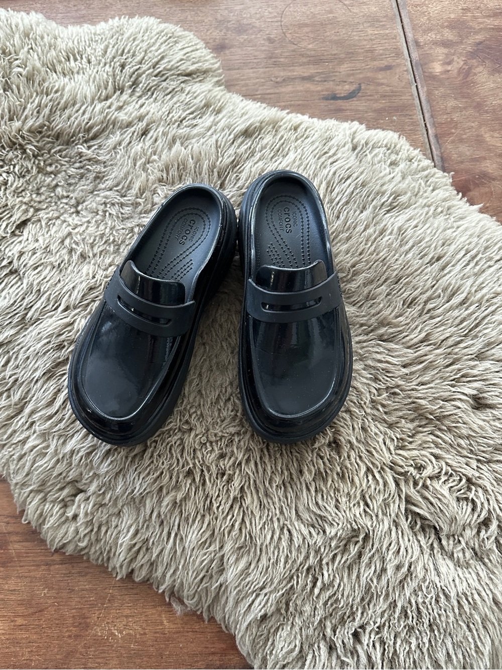 Crocs wedge stomper in shiny black size 7